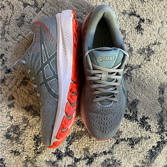 ASICS running shoe - Picture 2 of 4